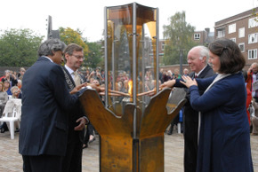 10 oktober 2010 bij de inauguratie van de WereldVredesVlam. Van links naar rechts: Mansukh Patel, loko-burgemeester van Nijmegen, Kees Waaijman en Savitri macCuish